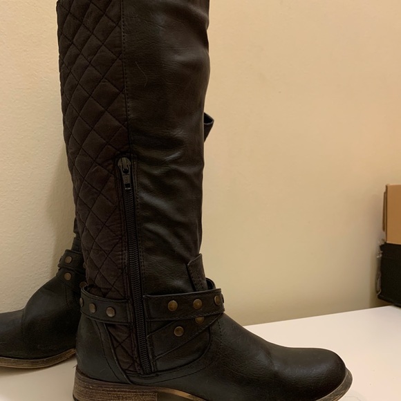 Boots - Picture 3 of 4